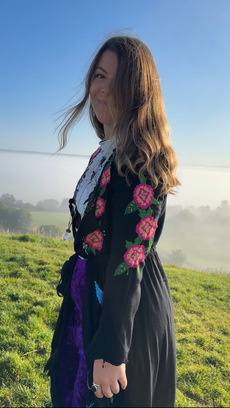 Ariela en un paisaje de montaña con niebla y luz natural