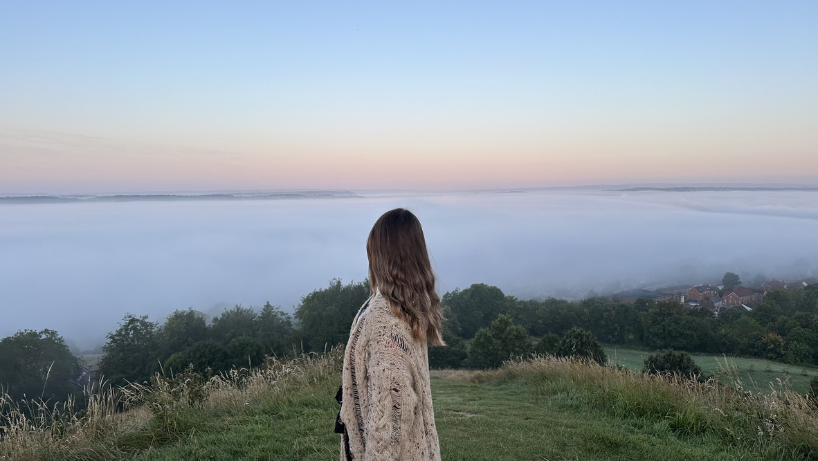 Ariela contemplando el paisaje de Glastonbury entre la niebla