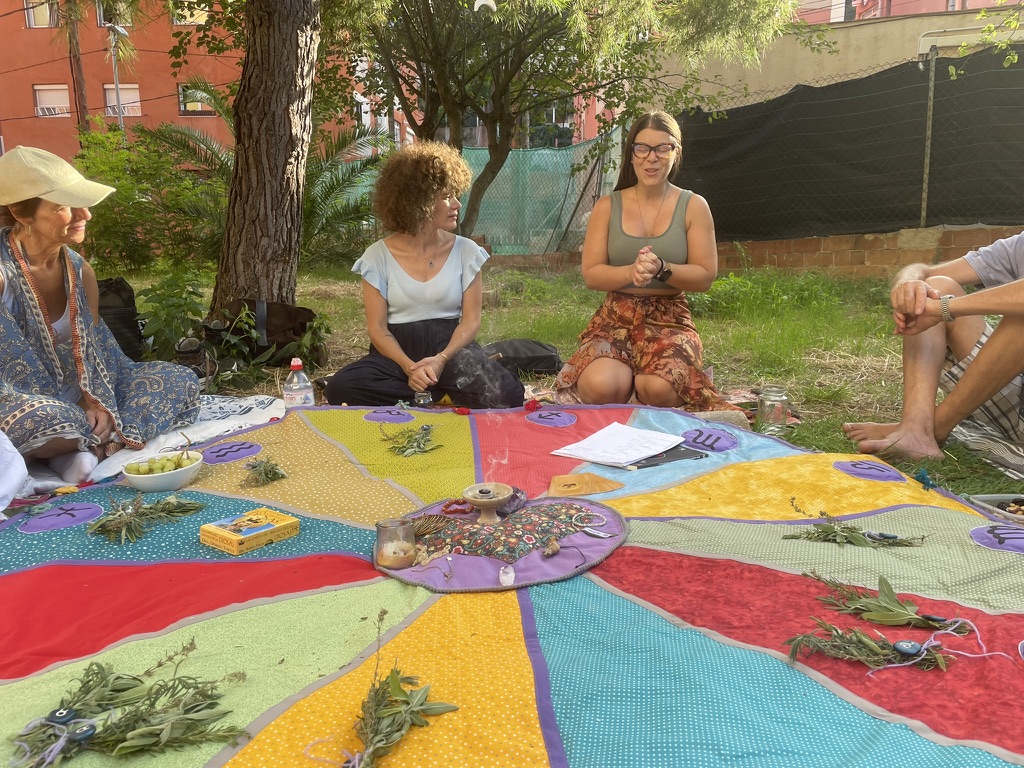 Círculo de encuentro con el mandala astrológico en el parque
